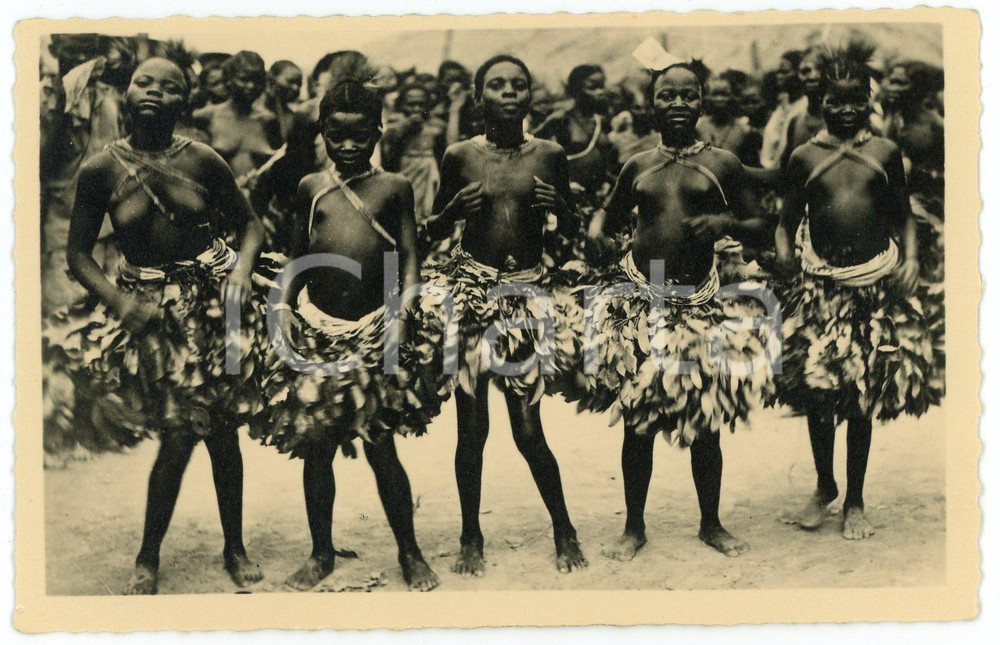 1950 ca René PAULEAU - Excision chez les M'BAKA-MANDJA (CAMEROUN) (17) Postcard  Fotocartolina postale d'epoca, appartenente alla serie &laquo;Collection Ethnographique&raquo; del fotografo Ren&eacute; Pauleau (Douala, Camerun).Didascalia : "2 - 1&egrave;re phase de l'initiation de l'excision chez les M'Baka-Mandja. Danses de l'initiation".Non viaggiata.CONDIZIONI: GFORMATO: 14x9 cm    originale e autentica 1