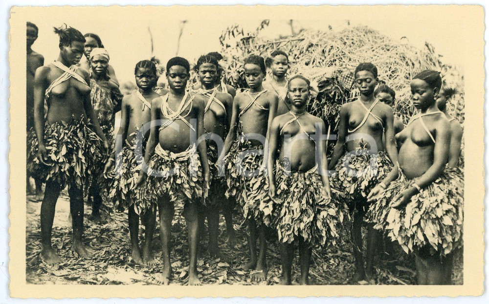 1950 ca René PAULEAU - Excision chez les M'BAKA-MANDJA (CAMEROUN) (22) Postcard  Fotocartolina postale d'epoca, appartenente alla serie &laquo;Collection Ethnographique&raquo; del fotografo Ren&eacute; Pauleau (Douala, Camerun).Didascalia : "21 - 3e phase de l'initiation de l'excision chez les M'Baka-Mandja. Initi&eacute;es quelques jours apr&egrave;s l'op&eacute;ration".Non viaggiata.CONDIZIONI: GFORMATO: 14x9 cm    originale e autentica 1
