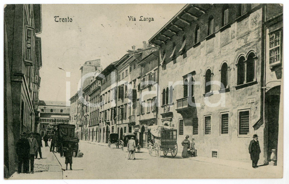 1911 TRENTO Via Larga - Cartolina postale ANIMATA carrozze FP VG  Cartolina postale d'epoca, viaggiata (ma francobollo mancante).CONDIZIONI: GFORMATO: FP    originale e autentica 1