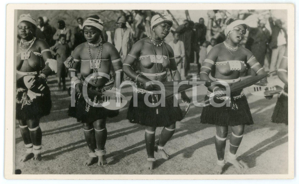 Cartolina originale da collezione 1950 ca AFRICA Young girls in a traditional dance  RPPC Postcard 1