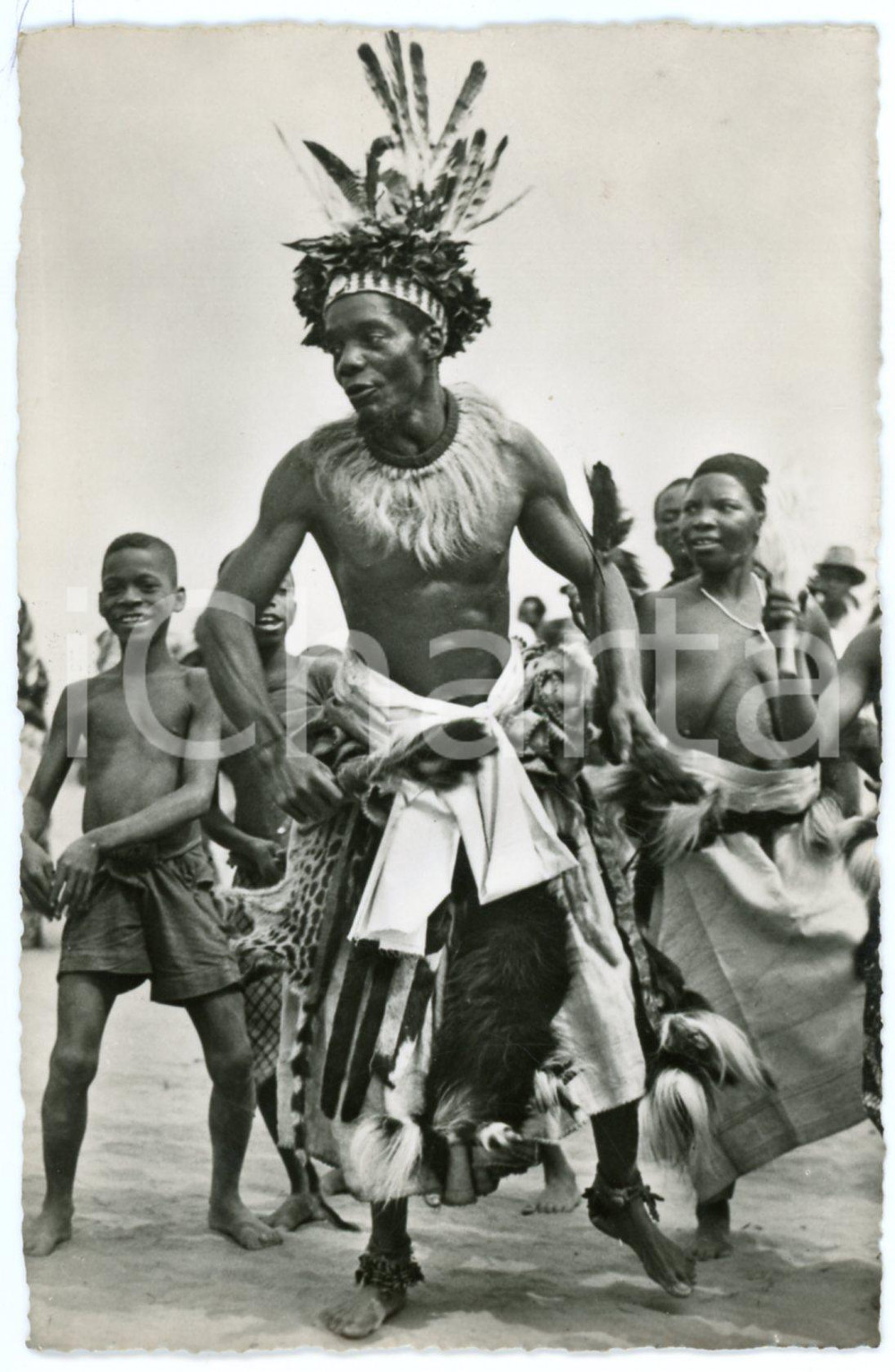 1954 MWEKA (CONGO BELGE) Notable dansant - RPPC Postcard Fotografia seriale d'epoca, in formato cartolina postale, viaggiata.CONDIZIONI: GFORMATO: 9x14 cm    originale e autentica 1