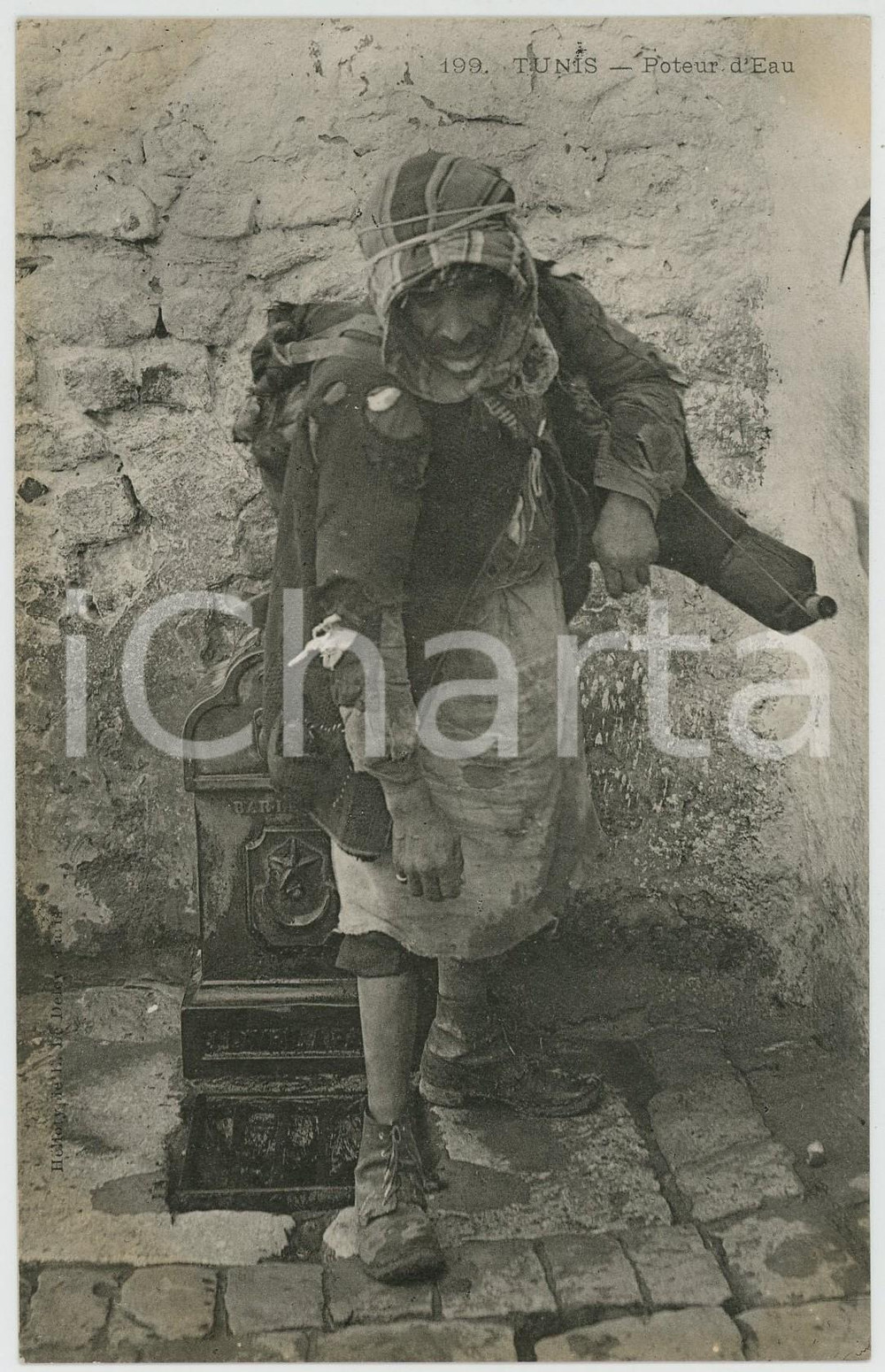 1910 ca TUNIS - MÉTIERS - Porteur d'eau - Old postcard CPA TYPES ETHNIC Cartolina postale d'epoca, non viaggiata.CONDIZIONI: FAIR (aloni agli angoli)FORMATO: FP    originale e autentica 1