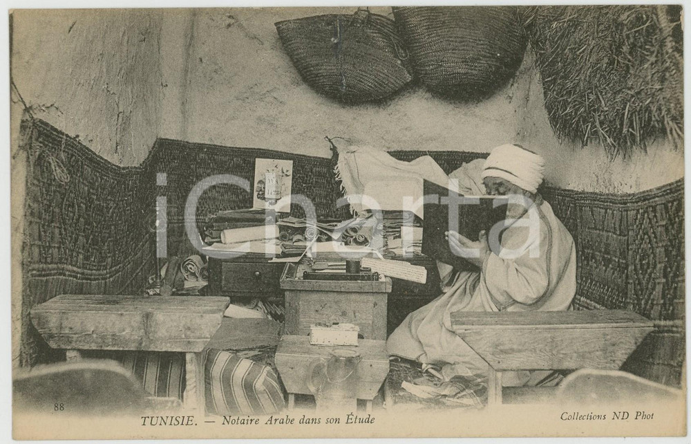 1900 ca TUNISIE Notaire arabe dans son Ã©tude - Carte postale FP NV  Cartolina d'epoca, non viaggiata. VERY POOR/gravemente danneggiato Lievi smussature agli angoli, esteso strappo al margine superiore Formato: FP originale e autentica 1