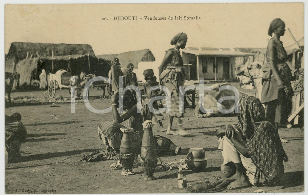 1910 ca AFRICA DJIBOUTI FRANÇAIS Vendeuse de lait Somalis - Carte postale Cartolina postale d'epoca, non viaggiata.CONDIZIONI: G FORMATO: FP    originale e autentica 1