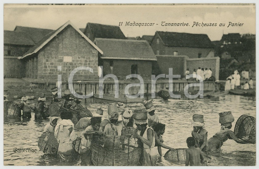 1910 ca TANANARIVE (MADAGASCAR) Pêcheuses au panier - Carte postale ANIMEE CPA Cartolina postale d'epoca, non viaggiata.CONDIZIONI: GFORMATO: FP    originale e autentica 1
