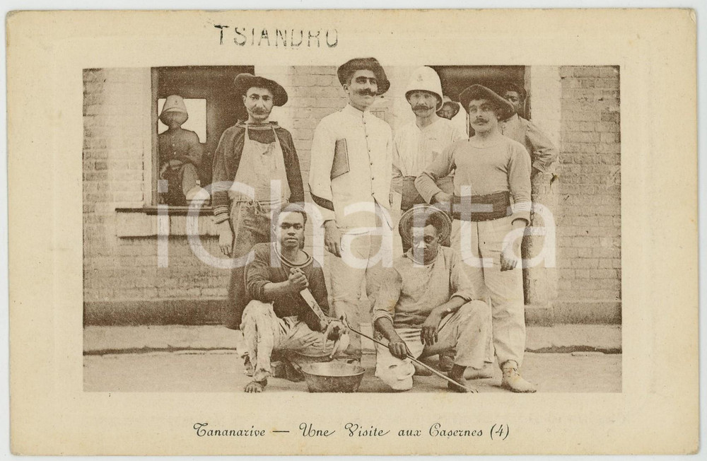 1910 ca TANANARIVE (MADAGASCAR) Une visite aux casernes *Carte postale ANIMEE Cartolina postale d'epoca, viaggiata.CONDIZIONI: FAIR (piegature angolari)FORMATO: FP    originale e autentica 1