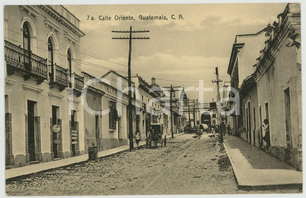 1910 ca GUATEMALA Calle Oriente - Tarjeta postal ANIMADA carruajes  Cartolina postale d'epoca, non viaggiata.CONDIZIONI: G FORMATO: FP    originale e autentica 1
