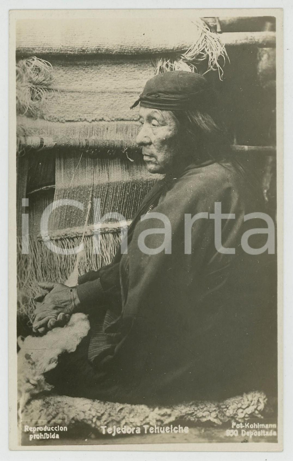 1930 ca SANTA CRUZ (ARGENTINA) Tejedora Tehuelche - RPPC Photo KOHLMANN  Fotocartolina postale d'epoca, non viaggiata.CONDIZIONI: GFORMATO: FP    originale e autentica 1