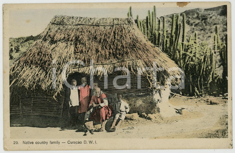 1910 ca CURAÇAO Native country family - Types ETHNIC Postcard  Cartolina postale d'epoca, con messaggio scritto al verso,  ma non viaggiata.CONDIZIONI: FAIR (piccola macchia al lato superiore)FORMATO: FP    originale e autentica 1