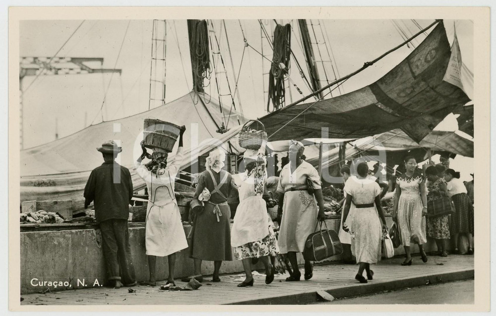 1950 ca CURAÇAO Vegetable and fruit market afloat  - Types ETHNIC Postcard  Cartolina postale d'epoca, non viaggiata.CONDIZIONI: GFORMATO: FP    originale e autentica 1
