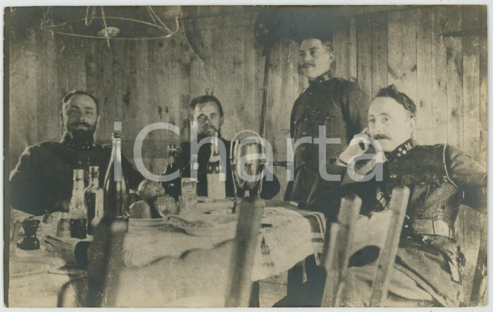 1915 ca WW1 - REGIO ESERCITO Ufficiali dopo il pranzo - Cartolina FP NV  Cartolina postale d'epoca, non viaggiata. FAIR/discreto Lievi smussature agli angoli e difetti di stampa Formato: 13x8 cm originale e autentica 1
