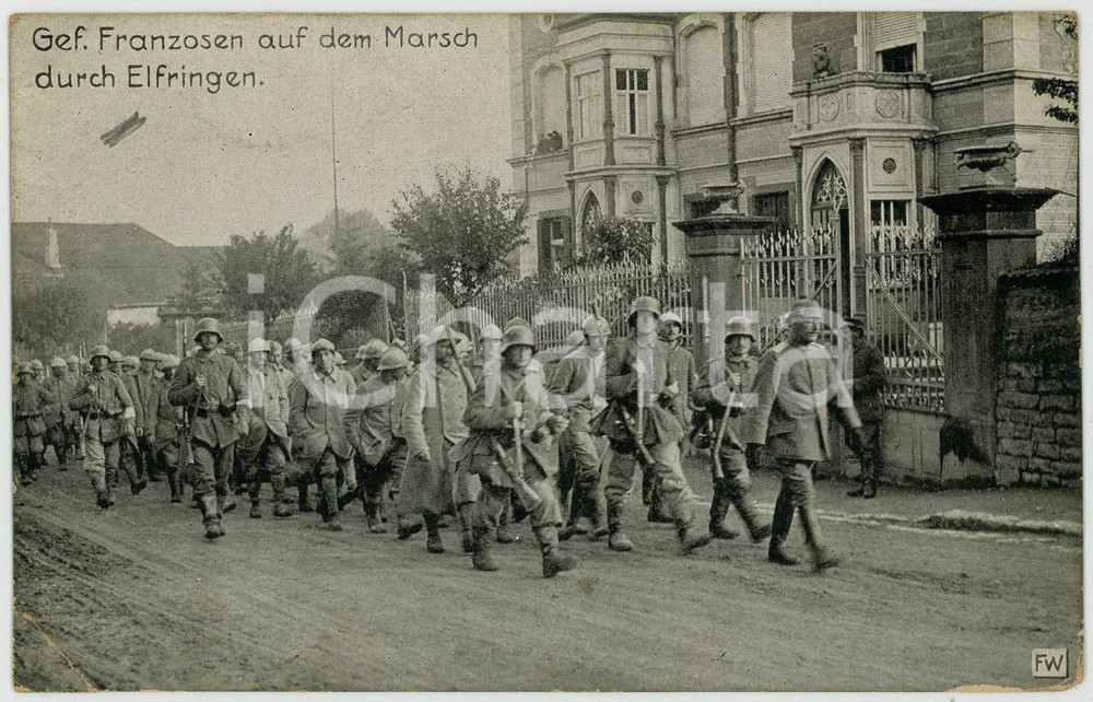 1917 WW1 - EFRINGEN-KIRCHEN Gef. Franzosen auf dem marsch - Postcard FP NV  Cartolina postale d'epoca, non viaggiata ma con nota manoscritta al verso. FAIR/discreto Lievi smussature agli angoli, piegature agli angoli inferiori Formato: FP originale e autentica 1