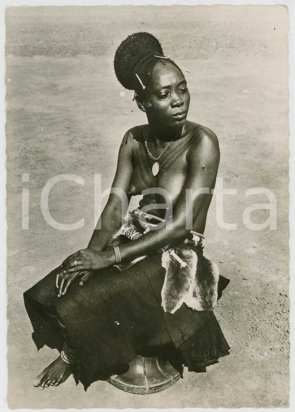 1950 ca A TRAVERS LE CONGO Femme Makere NU ETHNIQUE Carte postale FG VG  Cartolina postale d'epoca, viaggiata ma con affrancatura rimossa. CONDIZIONI: FAIRFORMATO: FG    originale e autentica 1