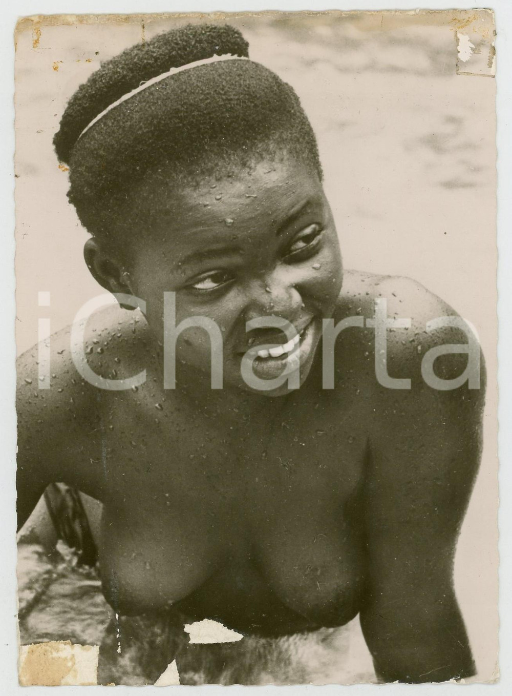 1950 ca A TRAVERS LE CONGO Jeune femme congolaise NU ETHNIQUE Carte postale FG  Cartolina postale d'epoca, non viaggiata ma con note manoscritte al verso.FOTOGRAFO: GranjaEDIZIONI: Editions Film Photo Cine, Leopoldville CONDIZIONI: POOR (bruniture e ai margini e numerose abrasioni al recto)FORMATO: FG    originale e autentica 1