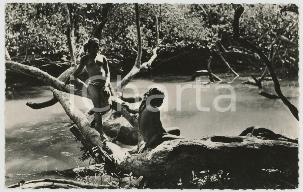 1960 ca AFRIQUE NOIRE Repos sur le bords de la rivière - Photo postcard HOA-QUI Fotografia seriale d'epoca, in formato cartolina postale, non viaggiata.CONDIZIONI: G FORMATO: 9x14 cmEDITORE: Hoa-Qui, Paris    originale e autentica 1