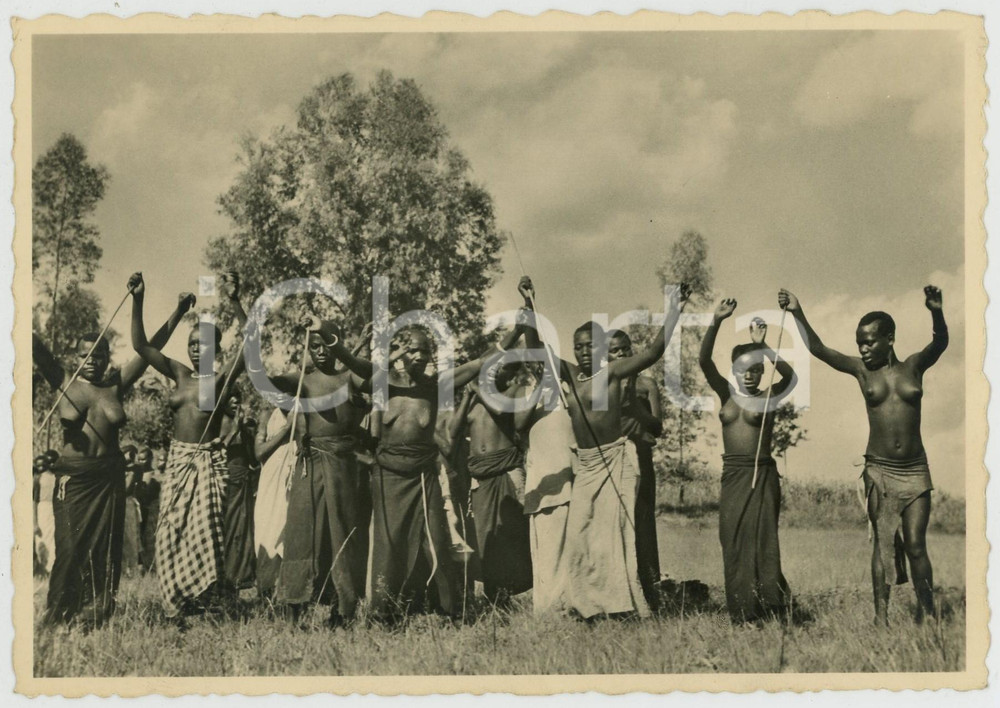 1930ca RWANDA Danseuses Bahutu NU ETHNIQUE Carte postale FG NV  Cartolina postale d'epoca, non viaggiata.EDIZIONE: Photo Neu UsumburaCONDIZIONI: FAIR FORMATO: FG    originale e autentica 1