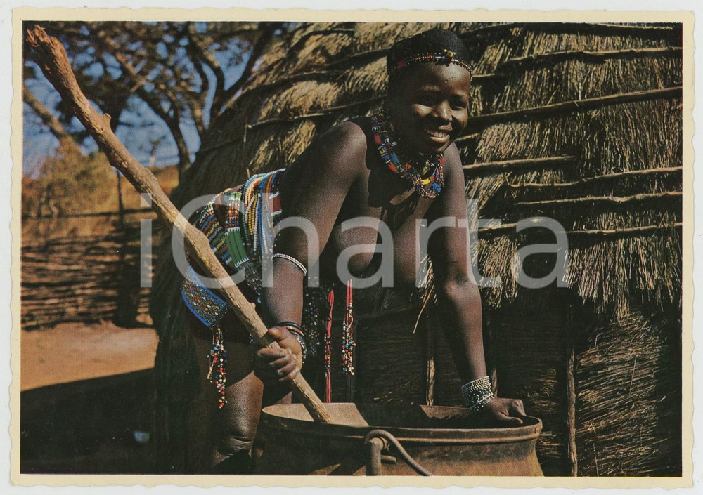1970 ca SOUTH AFRICA African woman at cooking pot ETHNIC NUDE Postcard FG NV  Cartolina postale d'epoca, viaggiata.EDIZIONE: Arthur English Colour PrintsCONDIZIONI: FAIRFORMATO: FG    originale e autentica 1
