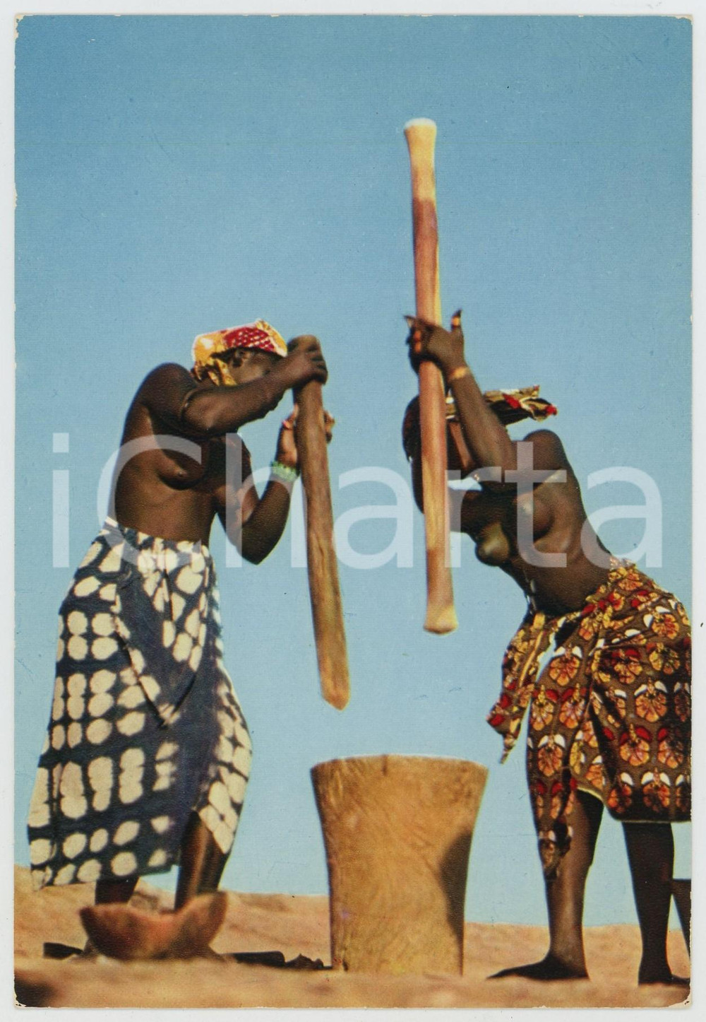 1970ca L'AFRIQUE EN COULEURS Pileuses NU ETHNIQUE Carte postale FG NV  Cartolina postale d'epoca, non viaggiata.EDITORE: Editions Hoa-Qui, ParisCONDIZIONI: GFORMATO: FG    originale e autentica 1