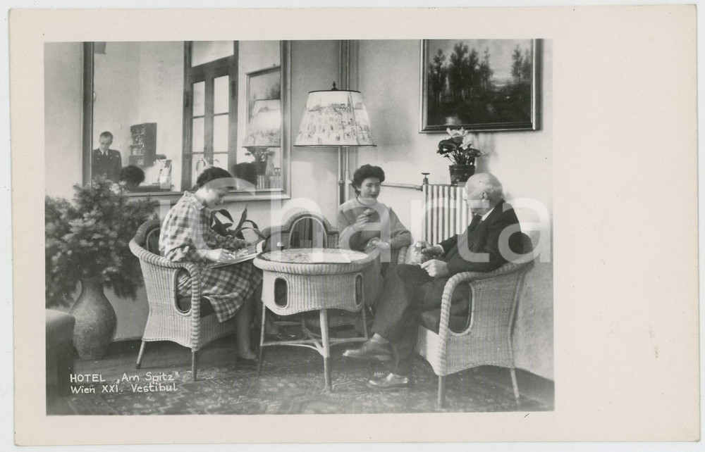 1940 ca WIEN Hotel "Am Spitz" - Vestibul - ANIMATED photo postcard RPPC  Fotocartolina postale d'epoca, non viaggiata.CONDIZIONI: GFORMATO: FP    originale e autentica 1