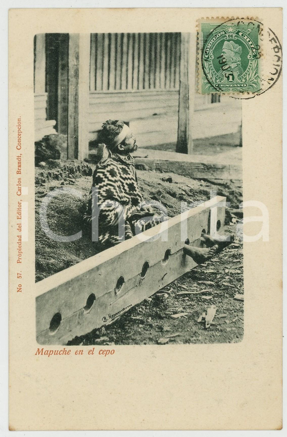 1900 ca COSTUMBRES CHILE Mapuche en el cepo -Tarjeta postal  Cartolina postale d'epoca, con bollo e timbro, non scritta.CONDIZIONI: GFORMATO: FP    originale e autentica 1