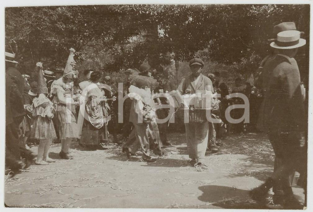1920 ca CILE Sfilata di CARNEVALE con venditore ambulante *Foto vintage 8,5x6 cm  Vera fotografia d'epoca.CONDIZIONI: GFORMATO: 8,5x6 cm    originale e autentica 1