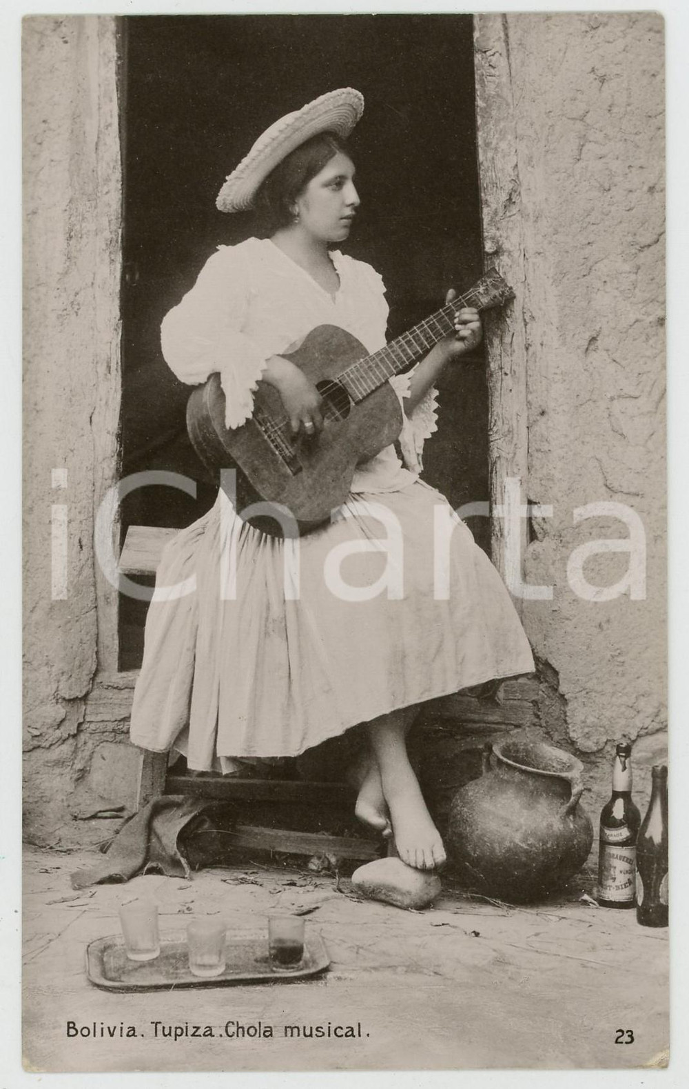 1920 ca BOLIVIA (SOUTH AMERICA) TUPIZA - Chola musical - RPPC Postcard Cartolina postale d'epoca, non viaggiata.CONDIZIONI: G (ma lieve rigatura orizzontale)FORMATO: FP    originale e autentica 1