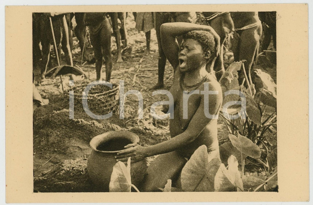 1930 AFRIQUE EQUATORIALE FRANCAISE Femme Oubangui-Chari avec l'urne de son mari Cartolina postale d'epoca, realizzata da fotografia di Ren&eacute; Moreau, non viaggiata.CONDIZIONI: GFORMATO: FP    originale e autentica 1