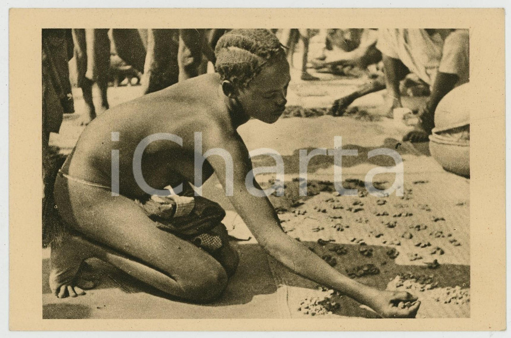 1930 AFRIQUE EQUATORIALE FRANCAISE Femme Oubangui-Chari au marché de BANGUI Cartolina postale d'epoca, realizzata da fotografia di Ren&eacute; Moreau, non viaggiata.CONDIZIONI: GFORMATO: FP    originale e autentica 1