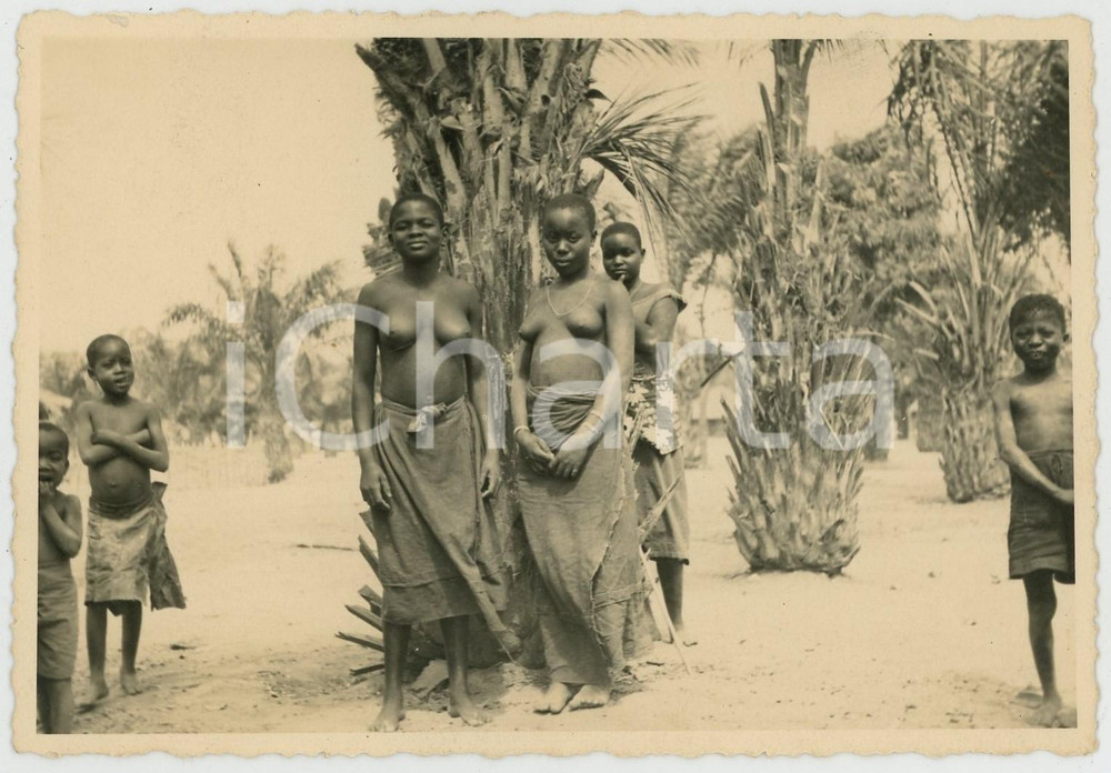 1950 ca CONGO BELGE Deux filles indigènes - Photo ETHNIC NUDE 13x9 cm  Fotografia d'epoca.CONDIZIONI: GFORMATO: 13x9 cm    originale e autentica 1