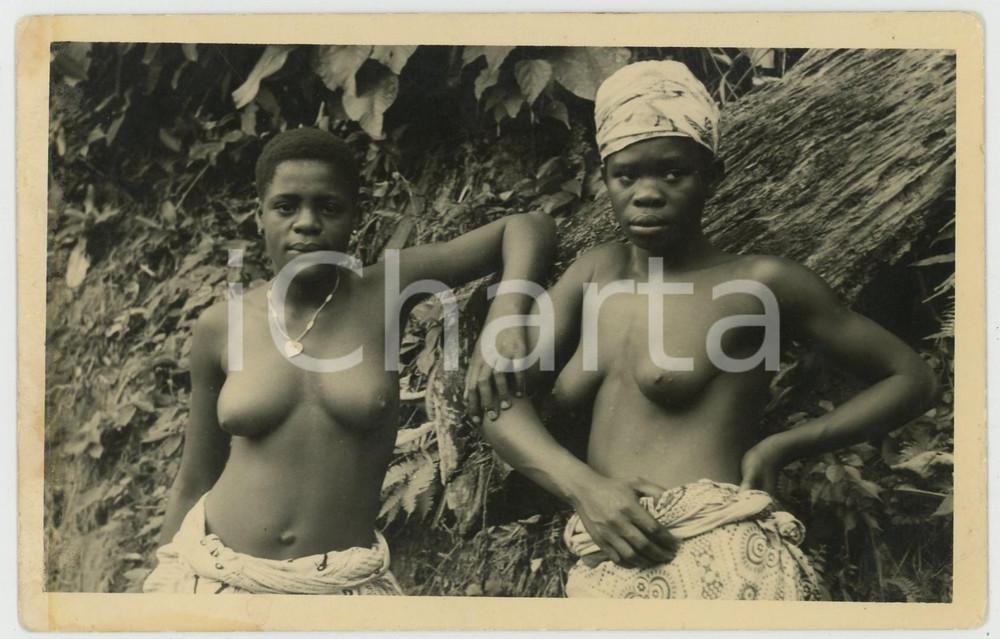 1950 ca CONGO BELGE Deux filles indigÃ¨nes - Photo postcard ETHNIC NUDE  Fotografia seriale d'epoca, in formato cartolina postale.CONDIZIONI: F (piegature al lato destro; lievi macchie in trasparenza)FORMATO: FP    originale e autentica 1