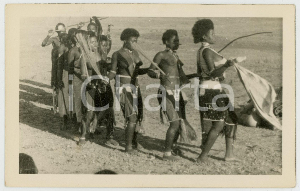1960 ca CONGO BELGE Danseurs dans un village - Photo ETHNIC TYPES 14x9 cm  Fotografia d'epoca.CONDIZIONI: GFORMATO: 14x9 cm    originale e autentica 1