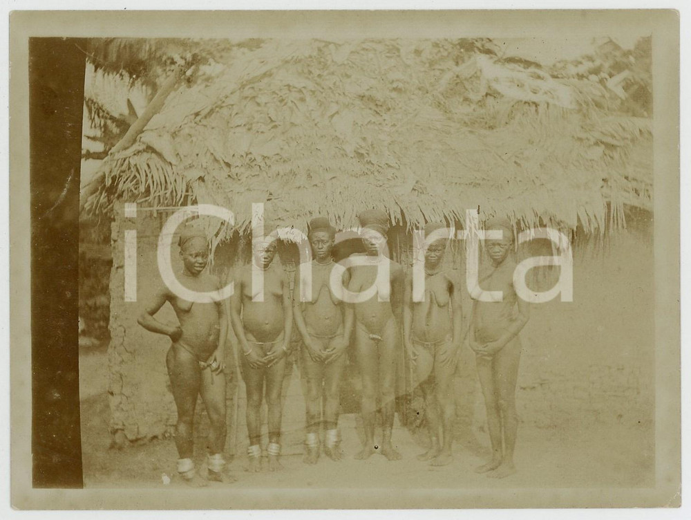 1920 ca BELGIAN CONGO Young girls in a village - Photo ETHNIC NUDE 12x9 cm  Fotografia d'epoca.CONDIZIONI: F (lieve piegatura verticale)FORMATO: 12x9 cm    originale e autentica 1