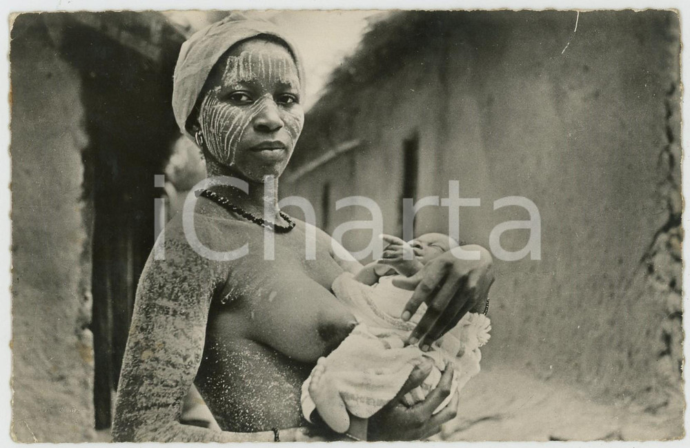 1957 AFRIQUE NOIRE Type de Femme Africaine Tatouée - Postcard EHTNIC NUDE RPPC Fotografia seriale d'epoca, in formato cartolina postale, viaggiata (francobollo asportato)CONDIZIONI: VP (piegature diffuse, residui cartacei al recto)FORMATO: FP    originale e autentica 1