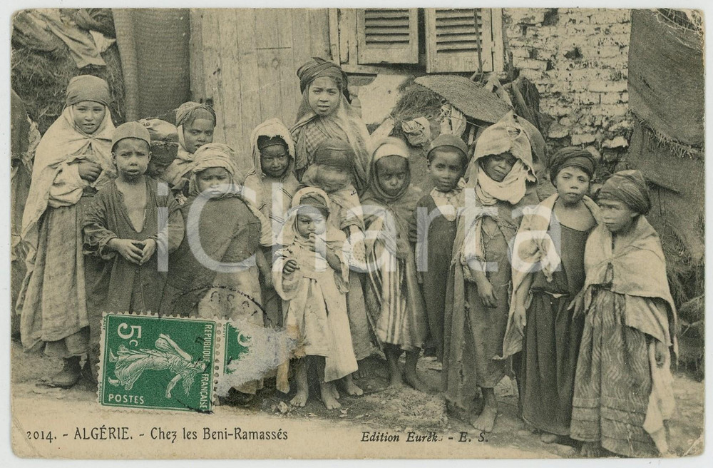 1911 COUTUMES ALGERIE Chez les Beni-Ramassés - Enfants - DAMAGED postcard  Cartolina postale d'epoca, viaggiata.CONDIZIONI: VP (ampia piegatura trasversale; piegature angolari)FORMATO: FP    originale e autentica 1