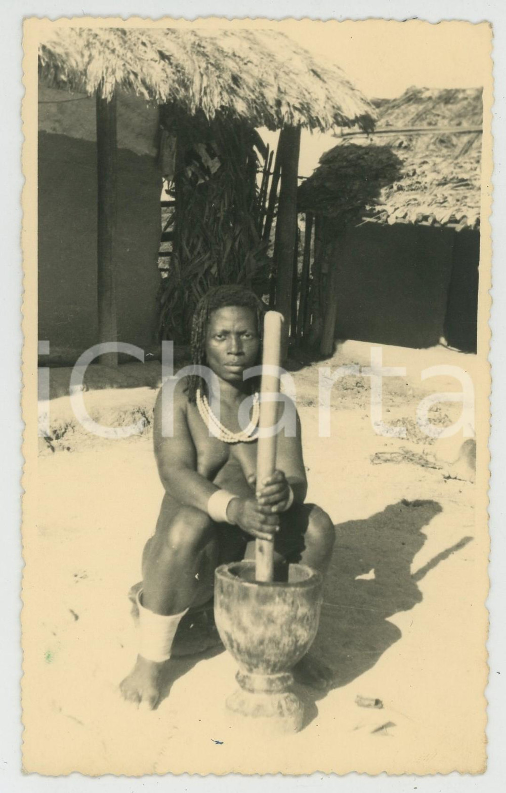 1955 ca AFRICA Woman crushing in the mortar - Original photo postcard Fotografia d'epoca, in formato cartolina postale, non viaggiata.CONDIZIONI: GFORMATO: 9x14 cm    originale e autentica 1
