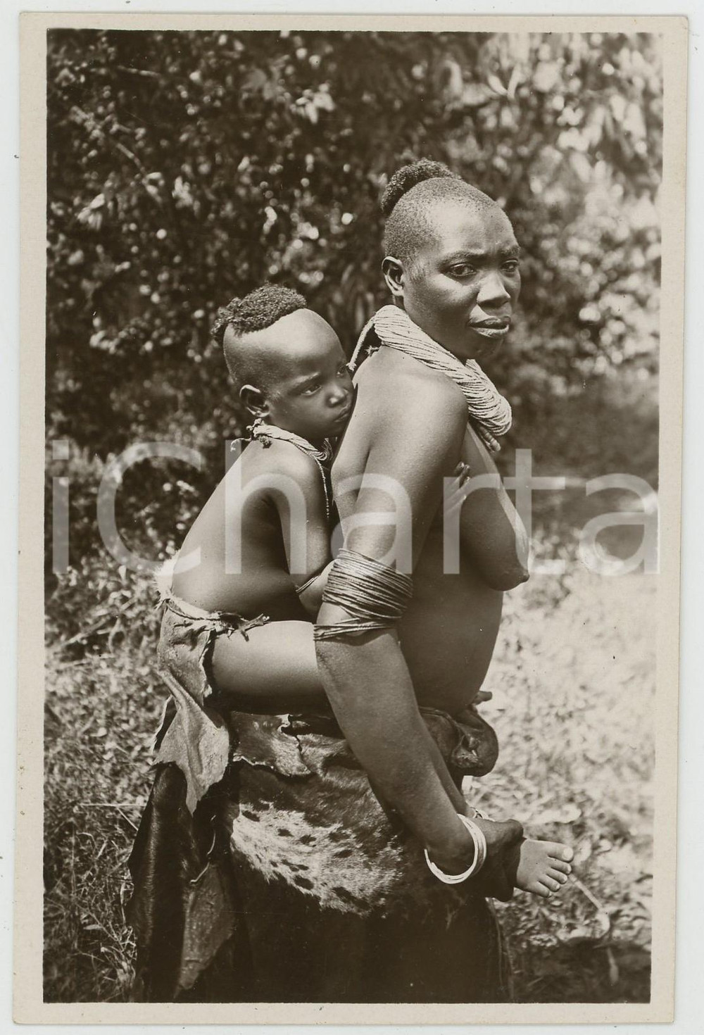 1950 ca CONGO BELGE KIVU - Femme indigène et son enfant *Photo postcard Fotografia seriale d'epoca, in formato cartolina postale, non viaggiata.CONDIZIONI: GFORMATO: 9x14 cm    originale e autentica 1