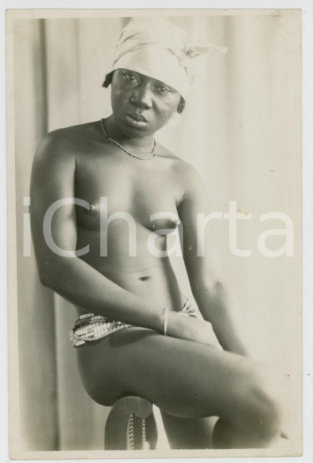 1950 ca CONGO AFRICA Young woman with beads skirt - Photo Ethnic Nude Topless Vera fotografia d'epoca.CONDIZIONI: G (ma piccola piegatura angolare)FORMATO: 9x14    originale e autentica 1