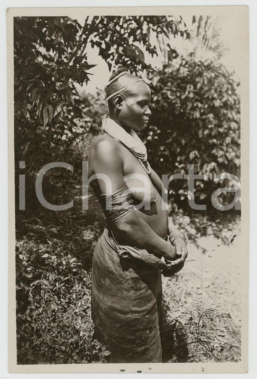 1950 ca CONGO BELGE KIVU Type de femme indigène - Photo postcard ETHNIC NUDE Fotografia seriale d'epoca, in formato cartolina postale, non viaggiata.CONDIZIONI: GFORMATO: 9x14 cm    originale e autentica 1