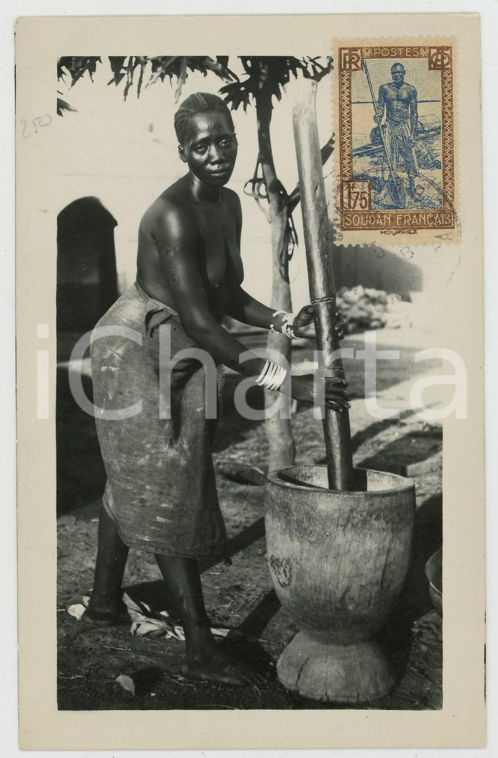 1948 AFRICA MALI (FRENCH SUDAN) Woman crushing in the mortar - Photo 9x14 cm Fotografia d'epoca, recante bollo e timbro al lato superiore.CONDIZIONI: FAIR (piegatura angolare)FORMATO: 9x14 cm    originale e autentica 1