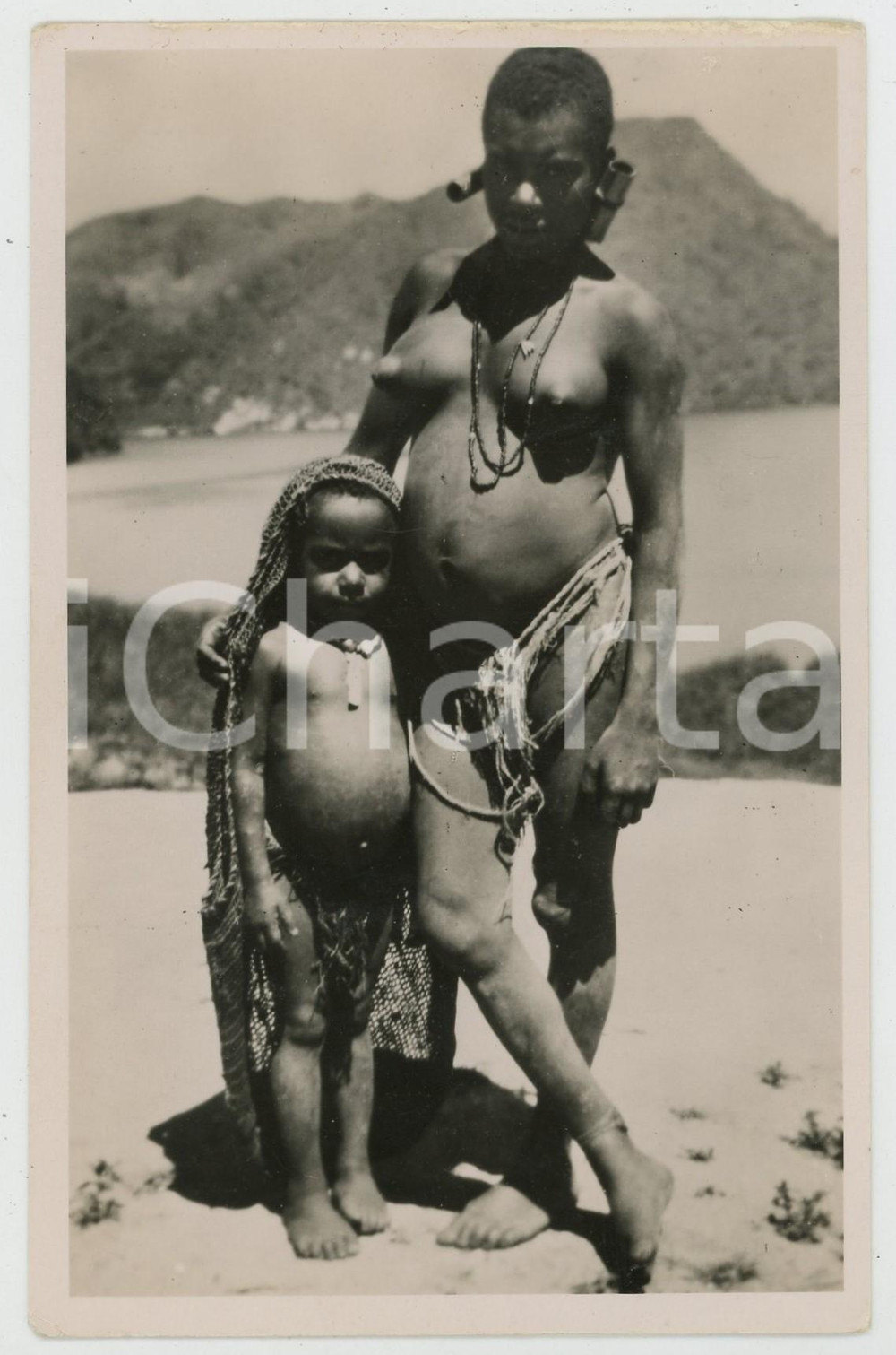 1955 PANIAI LAKES (NEW GUINEA) Natives of Central BERGLAND Postcard ETHNIC NUDE Cartolina postale d'epoca, non viaggiata.CONDIZIONI: POOR (lievi piegature orizzontali e sbrecciature al margine superiore)FORMATO: FPEDITORE: Jaap Zindler, Biak    originale e autentica 1