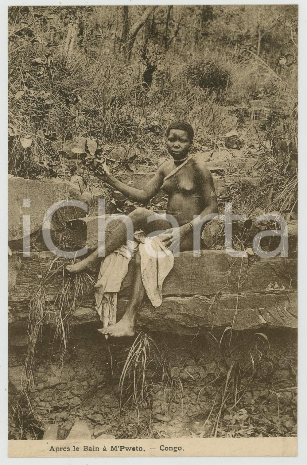 1910 ca M'PWETO (CONGO) Femme après le bain - NU ETHNIQUE Carte postale CPA  Cartolina postale d'epoca, non viaggiata.CONDIZIONI: GFORMATO: FP    originale e autentica 1