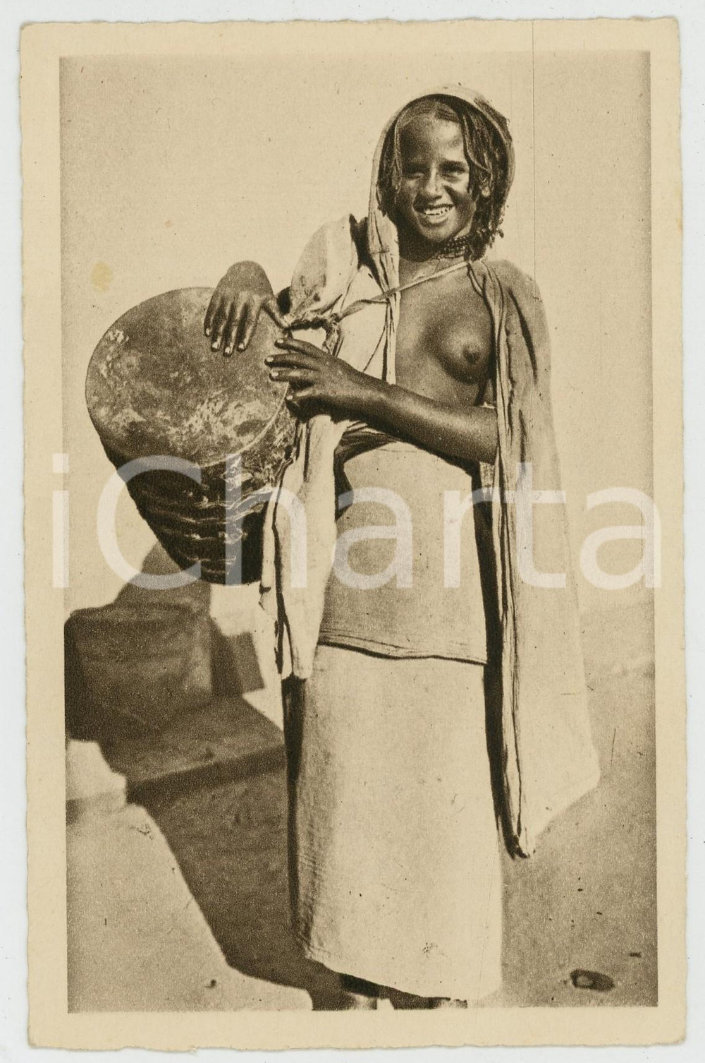 1930 ca ERITREA ITALIANA Suonatrice di coborò NUDO ETNICO Cartolina FP NV  Cartolina postale d'epoca, non viaggiata.CONDIZIONI: FAIR (piccole macchie al verso)FORMATO: FP    originale e autentica 1