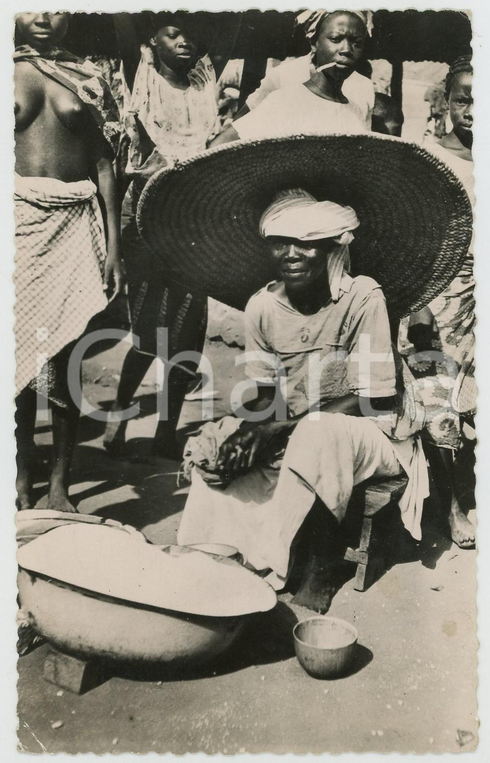 1955 DAKAR (SENEGAL) Marchand Sérére - Carte postale FP VG Cartolina postale d'epoca, viaggiata ma con affrancatura rimossa.CONDIZIONI: FAIR (residuo di incollatura al verso, lieve piegatura all'angolo inferiore sinistro)FORMATO: FPEDITORE: La carte africaine    originale e autentica 1