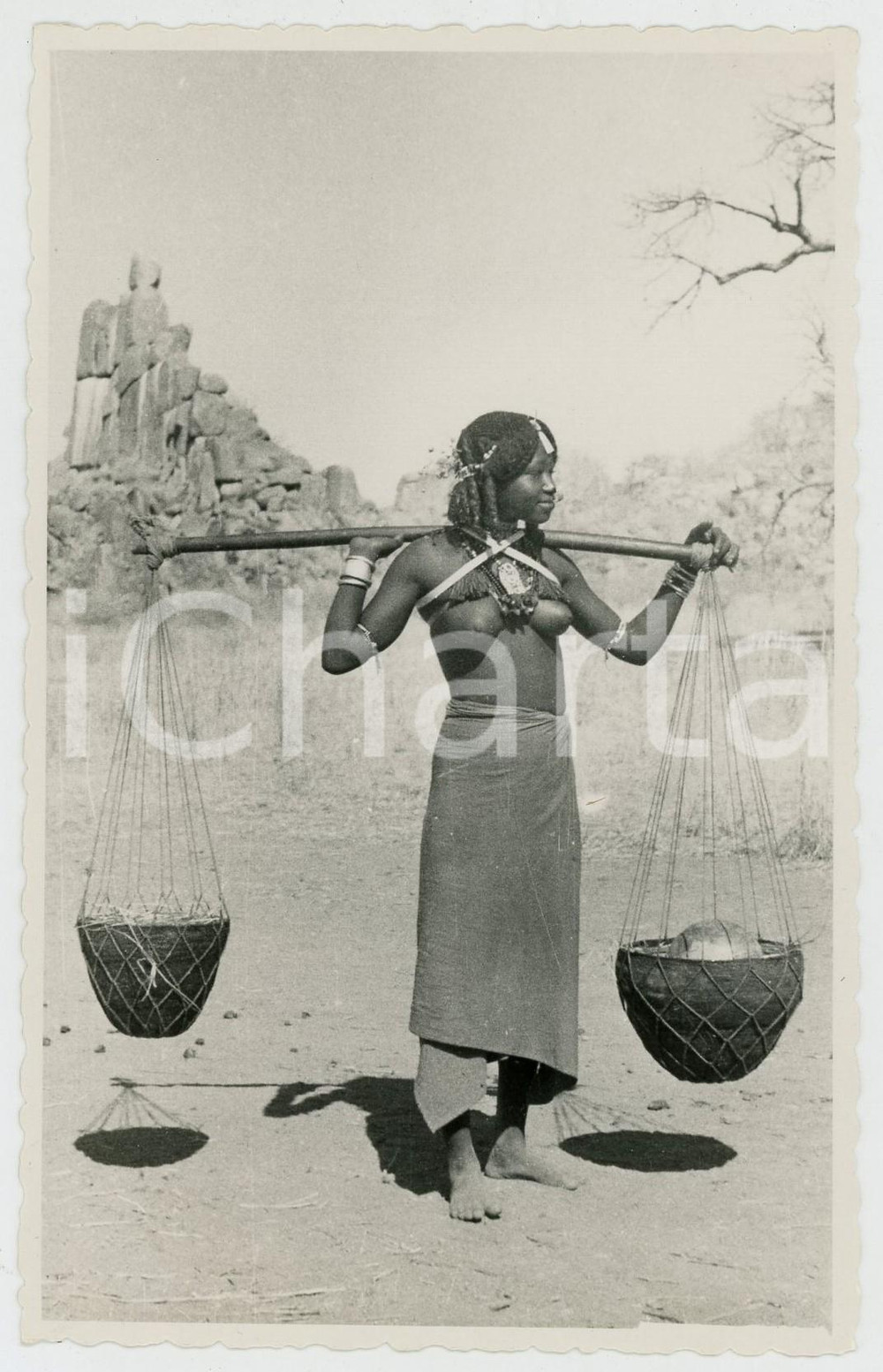 1920 ca GENTI DELL'ERITREA Ragazza CUNAMA trasporta acqua NUDO ETNICO Cartolina Cartolina postale d'epoca, non viaggiata.CONDIZIONI: FAIR (lieve piegatura all'angolo inferiore sinistro)FORMATO: FP    originale e autentica 1