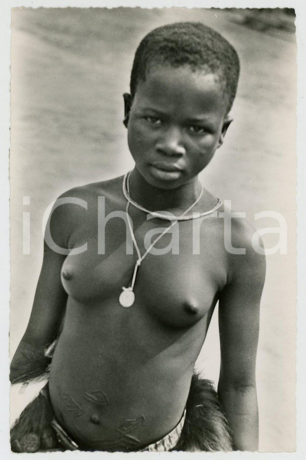 1950 ca MWEKA / CONGO BELGE Jeune fille BAKETE Photo postcard EHTNIC NUDE Fotografia seriale d'epoca, in formato cartolina postale, non viaggiata.CONDIZIONI: GFORMATO: 9x14 cmFOTOGRAFO : Photo-Home - L&eacute;opoldville    originale e autentica 1
