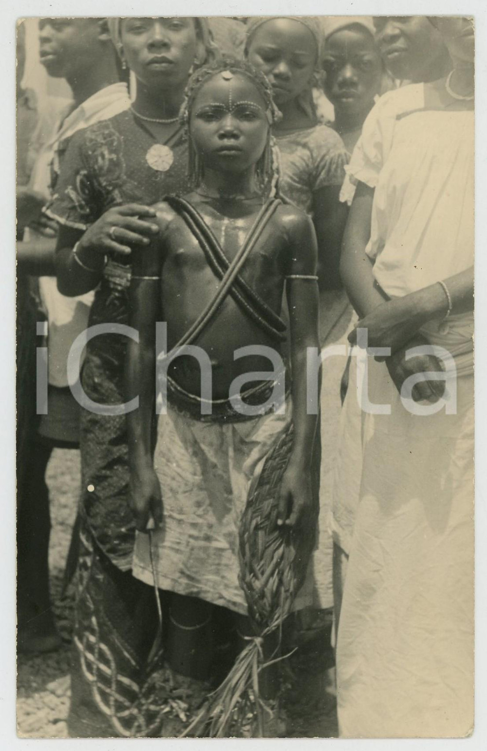 1950 ca BOMA (CONGO BELGE) Jeune fille indigène - Photo postcard EHTNIC NUDE Fotografia seriale d'epoca, in formato cartolina postale, viaggiata (ma francobollo asportato e testo barrato al verso).CONDIZIONI: GFORMATO: FP    originale e autentica 1