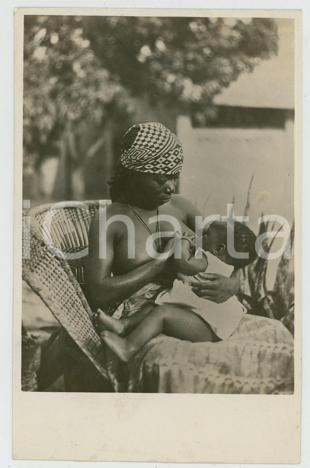 1955 ca AFRICA Woman breastfeeding her son - Original photo postcard 9x14 cm Fotografia d'epoca, in formato cartolina postale, non viaggiata.CONDIZIONI: G FORMATO: 9x14 cm    originale e autentica 1