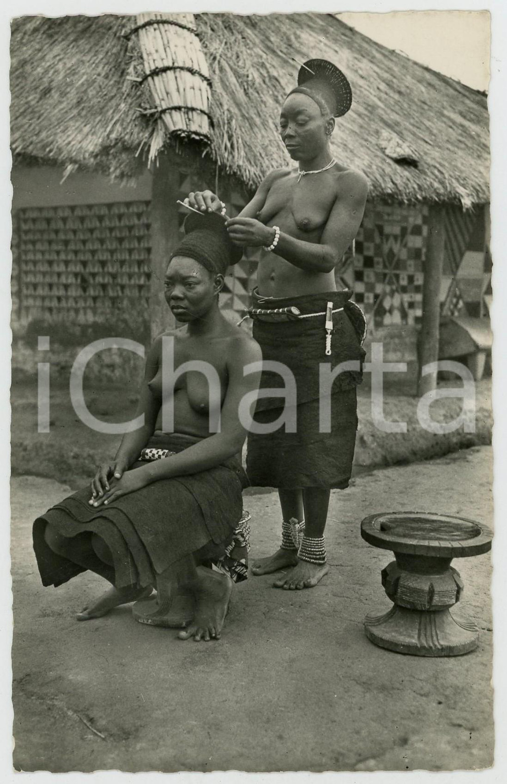 1955 ca CONGO BELGE Province Orientale - Femmes MAGBETU - Photo postcard Fotografia seriale d'epoca, in formato cartolina postale, non viaggiata.CONDIZIONI: GFORMATO: 9x14 cmFOTOGRAFO : Photo-Home - L&eacute;opoldville    originale e autentica 1