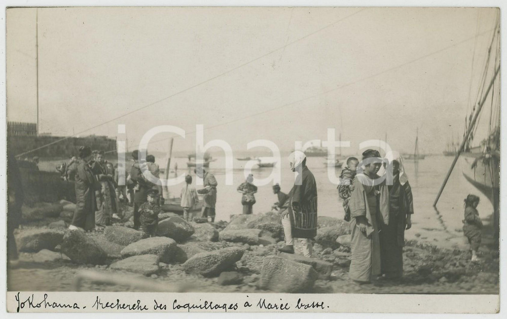 Fotografia d epoca originale 1920 ca YOKOHAMA JAPAN Recherche de coquillages Ã  marÃ©e basse  Photo postcard 1