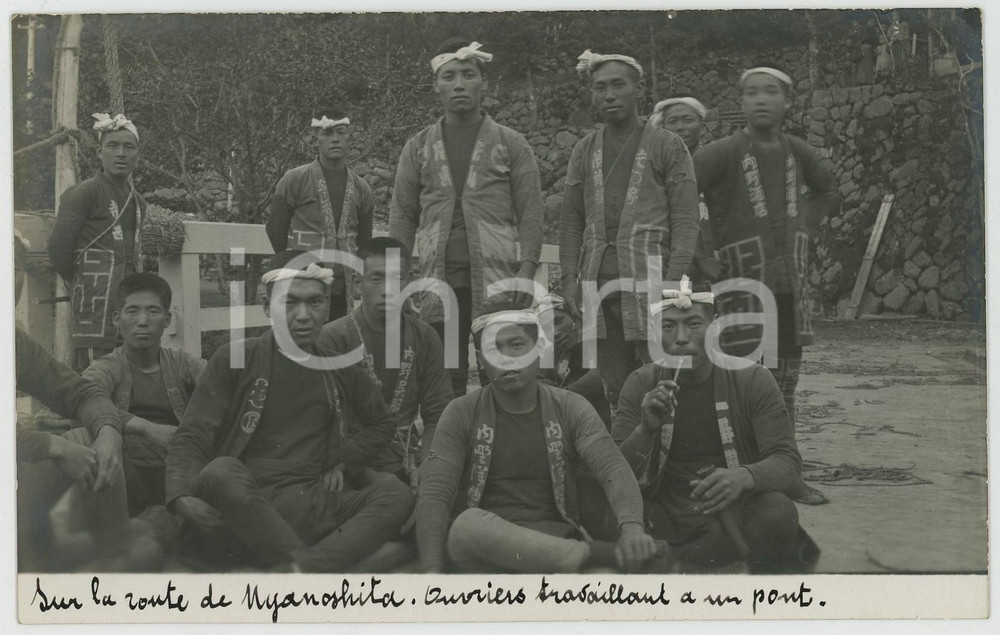1920 ca JAPAN Route pour MYANOSHITA - Ouvriers travaillant à un pont *Photo  Fotocartolina d'epoca, con didascalia manoscritta originale al lato inferiore.AUTORE: Photo Compagnie BelgeCONDIZIONI: GFORMATO: FP    originale e autentica 1